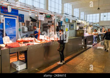 Fishmonger à l'intérieur du marché alimentaire couvert de Cadix, Mercado Central de Abastos, Cadix, Andalousie, Espagne. Banque D'Images