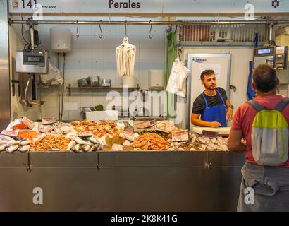 Fishmonger à l'intérieur du marché alimentaire couvert de Cadix, Mercado Central de Abastos, Cadix, Andalousie, Espagne. Banque D'Images