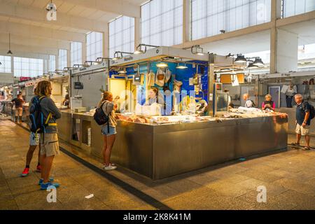 Fishmonger à l'intérieur du marché alimentaire couvert de Cadix, Mercado Central de Abastos, Cadix, Andalousie, Espagne. Banque D'Images