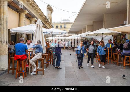 Visiteurs mangeant dans les stands de nourriture à l'intérieur du marché couvert de Cadix, Mercado Central de Abastos, bâtiment Cadix, Andalousie, Espagne. Banque D'Images