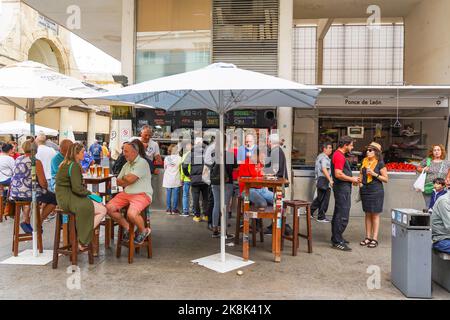 Visiteurs mangeant dans les stands de nourriture à l'intérieur du marché couvert de Cadix, Mercado Central de Abastos, bâtiment Cadix, Andalousie, Espagne. Banque D'Images