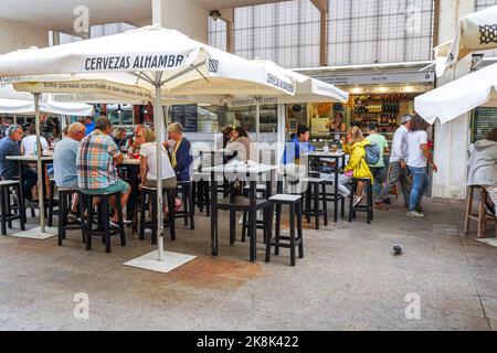 Visiteurs mangeant dans les stands de nourriture à l'intérieur du marché couvert de Cadix, Mercado Central de Abastos, bâtiment Cadix, Andalousie, Espagne. Banque D'Images