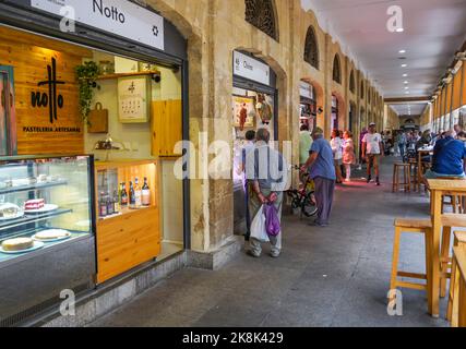 Visiteurs mangeant dans les stands de nourriture à l'intérieur du marché couvert de Cadix, Mercado Central de Abastos, bâtiment Cadix, Andalousie, Espagne. Banque D'Images