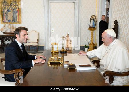 Vatican. 24th octobre 2022. Le pape François et le président français Emmanuel Macron lors d'une audience privée au Vatican sur 24 octobre 2022. Photo par ABACAPRESS.COM crédit: Abaca Press/Alay Live News Banque D'Images