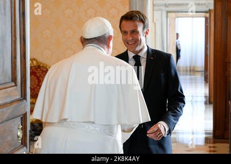 Vatican. 24th octobre 2022. Le pape François et le président français Emmanuel Macron lors d'une audience privée au Vatican sur 24 octobre 2022. Photo par ABACAPRESS.COM crédit: Abaca Press/Alay Live News Banque D'Images