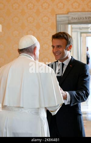 Vatican. 24th octobre 2022. Le pape François et le président français Emmanuel Macron lors d'une audience privée au Vatican sur 24 octobre 2022. Photo par ABACAPRESS.COM crédit: Abaca Press/Alay Live News Banque D'Images