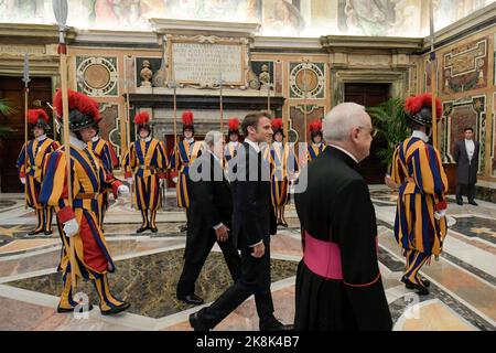 Vatican. 24th octobre 2022. Le pape François et le président français Emmanuel Macron lors d'une audience privée au Vatican sur 24 octobre 2022. Photo par ABACAPRESS.COM crédit: Abaca Press/Alay Live News Banque D'Images