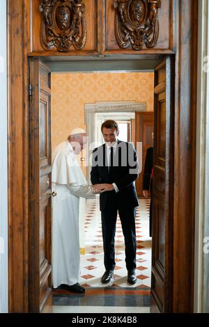 Vatican. 24th octobre 2022. Le pape François et le président français Emmanuel Macron lors d'une audience privée au Vatican sur 24 octobre 2022. Photo par ABACAPRESS.COM crédit: Abaca Press/Alay Live News Banque D'Images