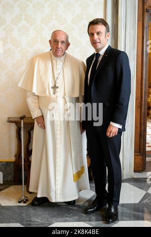 Vatican. 24th octobre 2022. Le pape François et le président français Emmanuel Macron lors d'une audience privée au Vatican sur 24 octobre 2022. Photo par ABACAPRESS.COM crédit: Abaca Press/Alay Live News Banque D'Images