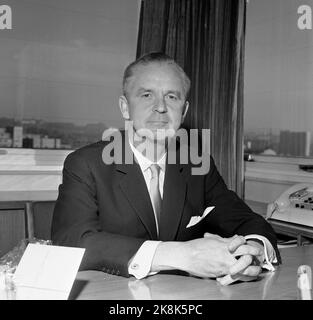 Oslo 19651012 changement de gouvernement. Le gouvernement Gerhardsen prend sa retraite et le gouvernement Borten prend la relève. Ici changement dans le ministère de la Défense. Otto Grieg Tidemand est nouveau ministre de la Défense photo: NTB / NTB Banque D'Images