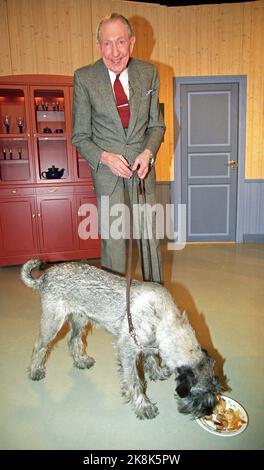 Oslo 19920204: TVNorge présente le programme de télévision "la Skolmen", un programme de nourriture et de chat. Voici l'un des invités dans le premier programme, acteur Leif ajuster avec son chien Tjafs. Photo: Aleksander Nordahl / NTB / NTB Banque D'Images