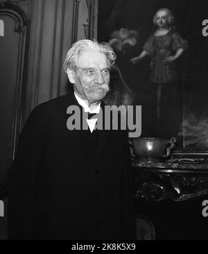 Oslo 19541102 Prix de la paix : Prix Nobel de la paix pour 1952 à Albert Schweitzer, médecin, missionnaire et fondateur de l'hôpital Lambarene au Gabon. (Le prix a été décerné en 1952, mais Schweitzer n'était pas présent au prix. Il s'est rendu en Norvège en novembre 1954. Ici Schweitzer à une conférence de presse sur 2 novembre 1954.) Photo: NTB / NTB Banque D'Images
