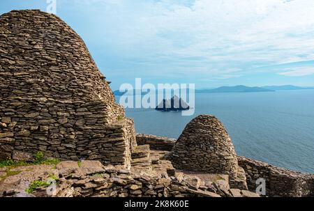 Une vue à couper le souffle depuis l'île Skellig de la mer en été (ruines du monastère chrétien au premier plan). Site du patrimoine mondial de l'UNESCO, Irlande Banque D'Images