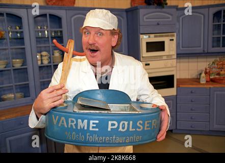 Oslo 19920204: TVNorge présente le programme de télévision "la Skolmen", un programme de nourriture et de chat. Ici, l'un des responsables du programme, Jon Skolmen, avec des saucisses chaudes servies de façon traditionnelle dans la cuisine bleue du programme. Photo: Aleksander Nordahl / NTB / NTB Banque D'Images