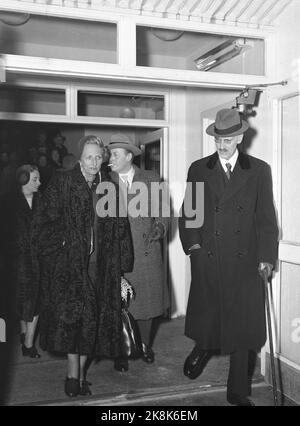 Gardemoen 19530125. La princesse Märtha, la princesse Astrid et la princesse Ragnhild viennent en Norvège. À l'aéroport de Gardemoen, ils ont été accueillis par le prince héritier Olav, le prince Harald et le roi Haakon. (par ex.) Crown Princess Märtha avec coupe-fourrure et chapeau, Crown Prince Olav fume cigarette, chapeau et manteau et King Haakon avec manteau, chapeau et canne. Photo: Archives NTB / NTB Banque D'Images