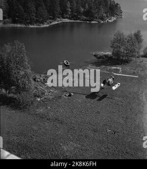 Rygge 19540626 - Service de sauvetage de la Force aérienne. Courant pour le compte de l'hélicoptère de sauvetage. L'hélicoptère est stationné à Rygge. L'aide vient à l'homme malade. L'hélicoptère descend juste à côté des malades et se tient immobile, « têtes », de sorte que le pilote peut vérifier qu'il n'y a pas d'obstacles au sol. Photo: Aage Storløkken / actuel / NTB Banque D'Images