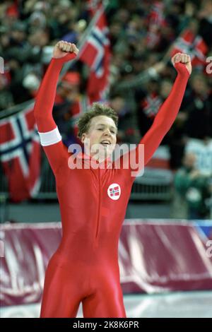 Hamar 19940220 Olympique 1994 Lillehammer, Jeux Olympiques d'hiver à Lillehammer 10000 mètres de course rapide patinage du navire olympique Viking Hamar. Kjell Storelid se réjouit après avoir pris l'argent au loin. Photo: Lise Åserud / NTB Banque D'Images