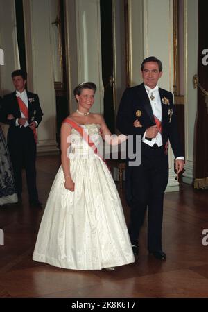 Oslo 19910719 le prince héritier Haakon a 18 ans, et la veille de la journée de l'autorité est un dîner de gala et un bal au château. La princesse Märtha Louise et le roi Constantine pendant la procession. Photo de stock: Knut falch / NTB Banque D'Images