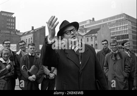 Oslo 196405 l'architecte Christian Norberg-Schulz a récemment obtenu un doctorat en architecture, enseignant des étudiants en architecture à Oslo. Ici, il est sur un tour à Oslo avec les étudiants, pour regarder les différentes maisons construites. Photo Ivar Aaserud / courant / NTB Banque D'Images