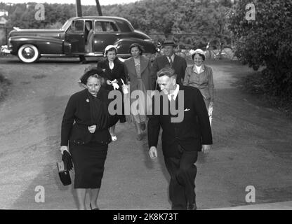 Oslo 19500617. Le dernier jour d'école du Prince Harald à l'école primaire de Smestad. Ici, nous voyons la famille royale sur le chemin de l'école pour rejoindre la fin Crown Princess Märtha (en face de TV photo: NTB Archive / NTB Banque D'Images