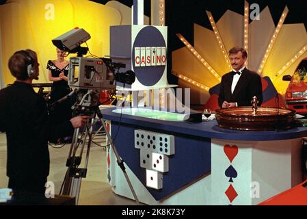 Oslo 19910322: TVNorge envoie le dernier programme 'Casino' de la boîte de nuit 'Mølla' à Oslo, 22 mars 1991. Le programme en direct a été un grand succès pour TVNorge et le gestionnaire de programme Halvard Flatland. Le réseau téléphonique a été épaté par les personnes qui appellent pour s'y joindre, tandis que la communauté des affaires a été en ligne pour contribuer des produits pour des gains. Image: Gestionnaire de programme Halvard Flatland dans 'Casino' Studio. Photo: Bjørn Sigurdsøn / NTB / NTB Banque D'Images