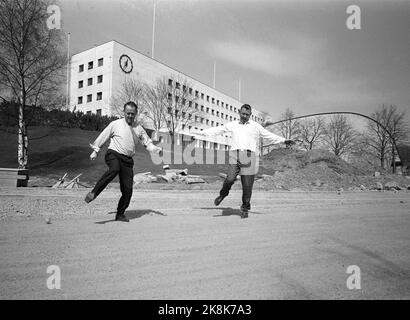 Oslo sur 13 mai 1967. Des célébrités essaient un nouveau jouet. Un nouvel ancien ravage le pays, l'anneau de Jenka. L'équipement se compose d'une bille en plastique à l'extrémité d'une corde attachée à un anneau. L'exercice est simple, mais exigeant: L'anneau est attaché à la jambe droite qui met le cordon en circulation. Ainsi, il est important de sauter avant d'obtenir les chevilles fusionnées comme le méchant dans un film agent. Ici, les reporters sportifs Bjørge Lillelien et Arne Porsum en saut synchrone. Photo: Ivar Aaserud / courant / NTB Banque D'Images