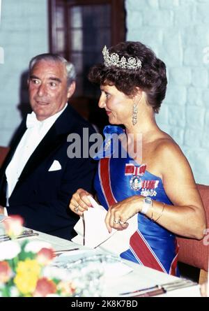 Oslo 19880702. Le roi Olav a 85 ans. Ici depuis le dîner du gouvernement au château d'Akershus pour 355 personnes. Par ex. Le président de Storting JO Benkow et la princesse de la Couronne Sonja avec Diadem. Photo: Olav Olsen NTB Banque D'Images