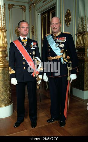 Oslo. Le couple royal suédois la reine Silvia et le roi Carl Gustaf sont en visite en Norvège avec le couple royal norvégien la reine Sonja et le roi Harald. Ici depuis le château. Depuis v ; le roi Carl Gustaf et le roi Harald. Photo; Bjørn Sigurdsøn / NTB Banque D'Images