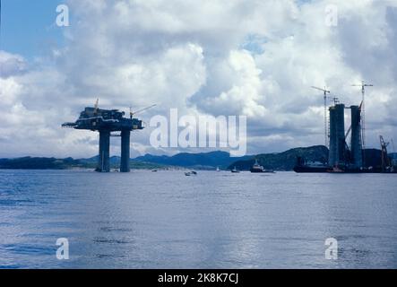 Stavanger 197506: Le pont en acier pour la plate-forme de forage pétrolier Condeep / Beryl A pré-monté sur les pieds en béton à la cour de Stavanger. Beryl A est la première plate-forme en acier et en béton. TH. Les pieds sur une nouvelle plate-forme en construction. Photo: NTB / NTB Banque D'Images