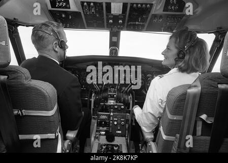 Bardufoss 8 mai 1969. Turi Widerøe a clairement son examen final en tant que compagnon sur la circulation régulière, c'est-à-dire qu'elle est approuvée comme avion de passagers. Ici, elle est dans une machine SAS et va commencer comme un second vol. Elle est la première femme pilote dans une plus grande compagnie aérienne de l'Ouest. Photo: NTB / NTB Banque D'Images