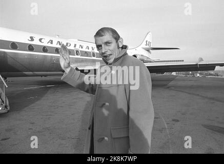 Fornebu, Bærum : 19721125. Journaliste sportif dans NRK Knut TH. Gleditsch en Angleterre pour commenter le match de basculement de samedi à la télévision. Chaque semaine, un des journalistes sportifs de la télévision se rend en Angleterre pour commenter le match. Nous suivons ici Knut TH. Gleditsch part d'Oslo jusqu'à ce qu'il soit de retour. Photo: Aage Storløkken Current / NTB Banque D'Images