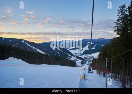 Station d'hiver avec pistes de ski et de snowboard avec maisons et remontées mécaniques Banque D'Images