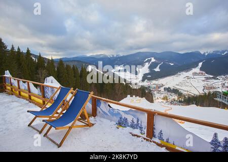 Station d'hiver avec pistes de ski et de snowboard avec maisons et remontées mécaniques Banque D'Images