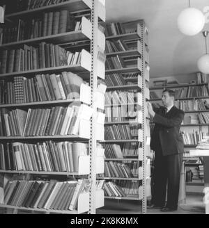 Oslo 194512. La nouvelle maison de radiodiffusion (Norwegian National Broadcasting) de Marienlyst est achevée. De nouveaux locaux et de nouvelles aides techniques fournissent l'aile des programmes. Ici, nous voyons de la bibliothèque de diffusion. Le bibliothécaire Jon Lind a photographié avec quelques-uns des 11 000 volumes que contient la bibliothèque. Photo: Leif Ørnelund courant / NTB Banque D'Images