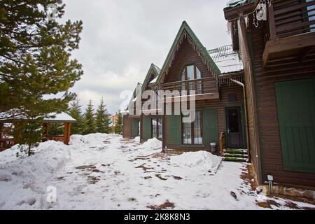 Station d'hiver avec pistes de ski et de snowboard avec maisons et remontées mécaniques Banque D'Images