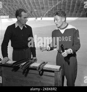 Oslo 195311. Skøyteløper Hjalmar Andersen 'Hjallis' har bestemt seg for å bli med i kampen om laurbærkransen igjen. NOE som gleder sikkert alle skøyteentusiaster. Pour Tiden er 'Hjallis' på besøk i Oslo. Han står i sportsforretning og selger skøyter i butikken til Marius og Stein Eriksen som han også bor hos. Stein Eriksen er dratt til Trondheim og har overtatt plassen bak disken for 'Hjallis'. Turen til hovedstaden er ingen ferie pour trønderen, det er dur trening. Son ser vi Hjalmar Andersen i prat med Odd Lundberg på Jordal Amfi. De sentences ut. Russerne er gode. Foto: Sverre A. Børretzen Banque D'Images