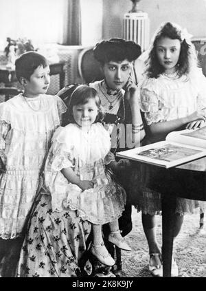 Stockholm. La princesse suédoise Ingeborg avec ses trois filles (F.): Märtha (plus tard princesse de la Couronne de Norvège), Astrid (plus tard reine de Belgique) et Margaretha (plus tard princesse du Danemark). Non daté, environ 1910. PHOTO: A.B. TEXTE ET IMAGES / NTB Banque D'Images