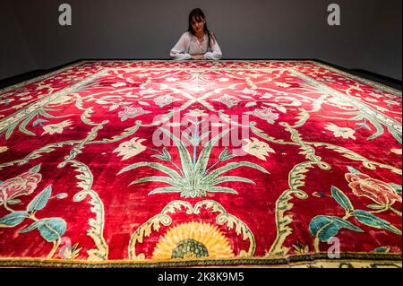 Londres, Royaume-Uni. 24th octobre 2022. L'art des mondes islamique et indien, y compris les tapis et tapis orientaux au Christies London. Une exposition publique gratuite aura lieu du 14-17 au 23 octobre. Tout le produit de la vente (New York - 9 et 10 novembre) bénéficiera à causes philanthropiques crédit: Guy Bell/Alamy Live News Banque D'Images
