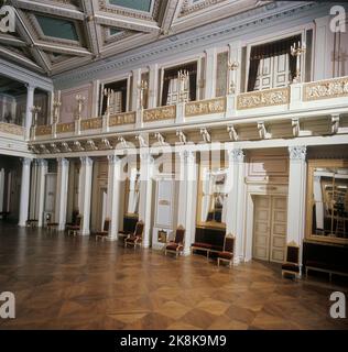 Oslo 1965: Intérieur de la grande salle de banquet dans le Château Royal. Le hall fait 360 mètres carrés et passe par les deuxième et troisième étages. 24 colonnes en stuc blanc et 24 colonnes en bois le long des murs longs. Parquet. Plafonniers. Photo: Erik Thorberg NTB / NTB Banque D'Images
