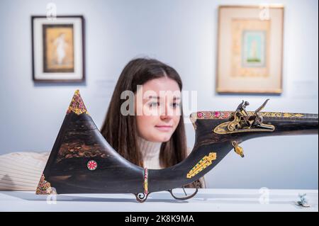 Londres, Royaume-Uni. 24th octobre 2022. L'art des mondes islamique et indien, y compris les tapis et tapis orientaux au Christies London. Une exposition publique gratuite aura lieu du 14-17 au 23 octobre. Tout le produit de la vente (New York - 9 et 10 novembre) bénéficiera à causes philanthropiques crédit: Guy Bell/Alamy Live News Banque D'Images