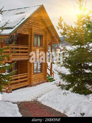 Station d'hiver avec pistes de ski et de snowboard avec maisons et remontées mécaniques Banque D'Images