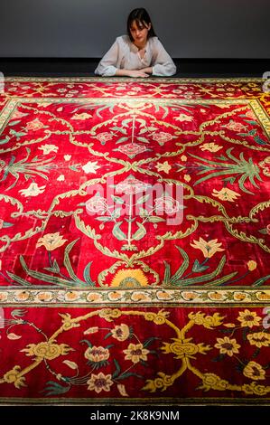 Londres, Royaume-Uni. 24th octobre 2022. L'art des mondes islamique et indien, y compris les tapis et tapis orientaux au Christies London. Une exposition publique gratuite aura lieu du 14-17 au 23 octobre. Tout le produit de la vente (New York - 9 et 10 novembre) bénéficiera à causes philanthropiques crédit: Guy Bell/Alamy Live News Banque D'Images