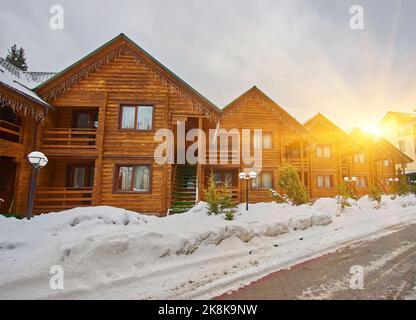 Station d'hiver avec pistes de ski et de snowboard avec maisons et remontées mécaniques Banque D'Images