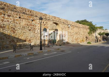 Zahara de los Atunes, Castillo, vestiges et ruines des murs extérieurs du château, Andalousie, Espagne. Banque D'Images