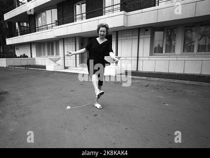 Oslo sur 13 mai 1967. Des célébrités essaient un nouveau jouet. Un nouvel ancien ravage le pays, l'anneau de Jenka. L'équipement se compose d'une bille en plastique à l'extrémité d'une corde attachée à un anneau. L'exercice est simple, mais exigeant: L'anneau est attaché à la jambe droite qui met le cordon en circulation. Ainsi, il est important de sauter avant d'obtenir les chevilles fusionnées comme le méchant dans un film agent. Ici l'actrice Wenche Foss dans le style fin. Photo: Ivar Aaserud / courant / NTB Banque D'Images