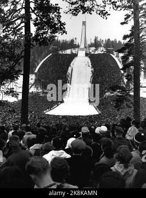 Jeux olympiques d'hiver à Oslo en 1952. Holmenkollbakken. Plus de 150 000 sont venus à la course de saut à Holmenkollen. Un record de public a été établi avec 104 102 spectateurs payants, la pile libre est pleine de spectateurs. Photo: Actuel / NTB Banque D'Images