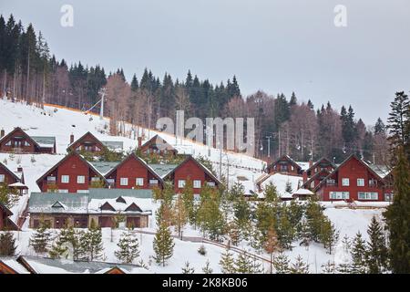 Station d'hiver avec pistes de ski et de snowboard avec maisons et remontées mécaniques Banque D'Images