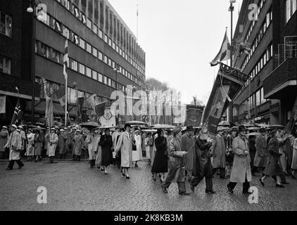 Oslo 19530501 1 mai manifestation à Oslo, en pluie battante. Ici, section du train avec onglets syndicaux. PHOTO: VALLDAL / NTB / NTB Banque D'Images