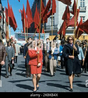 Oslo 19740501. Célébration de 1 mai à Oslo. Le train 1 mai sur la porte Karl Johans. Signaux d'alarme. Photo Erik Thorberg / NTB / NTB Banque D'Images