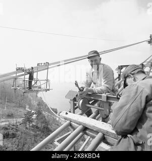 Kristiansand 19560609 le plus grand d'Europe du Nord la construction de Varoddbrua à Kristiansand. L'ancien Varoddbrua est un pont suspendu qui passe au-dessus de la sortie du Topdalsfjord. Le pont mesure 618 mètres de long et la plus grande travée est de 337 mètres avec une hauteur libre de 32 mètres. Le pont a 8 boucles. Le pont Varimpair a été ouvert sur 20 octobre 1956 et a été financé par le péage. C'était le plus long pont suspendu de la Norvège jusqu'en 1972. Photo: Sverre A. Børretzen / actuel / NTB Banque D'Images